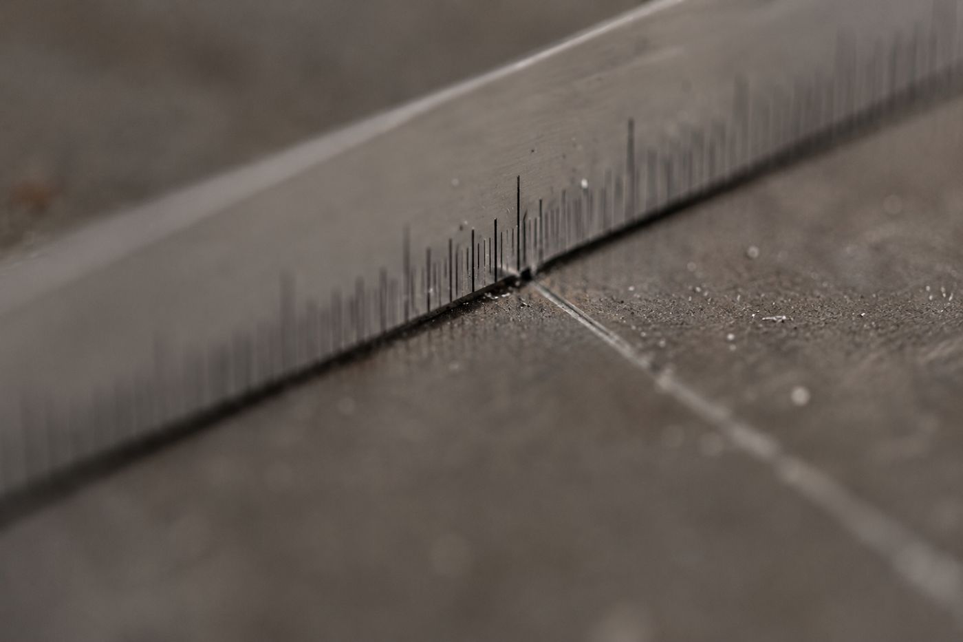 Detalle macro de una regla metálica graduada